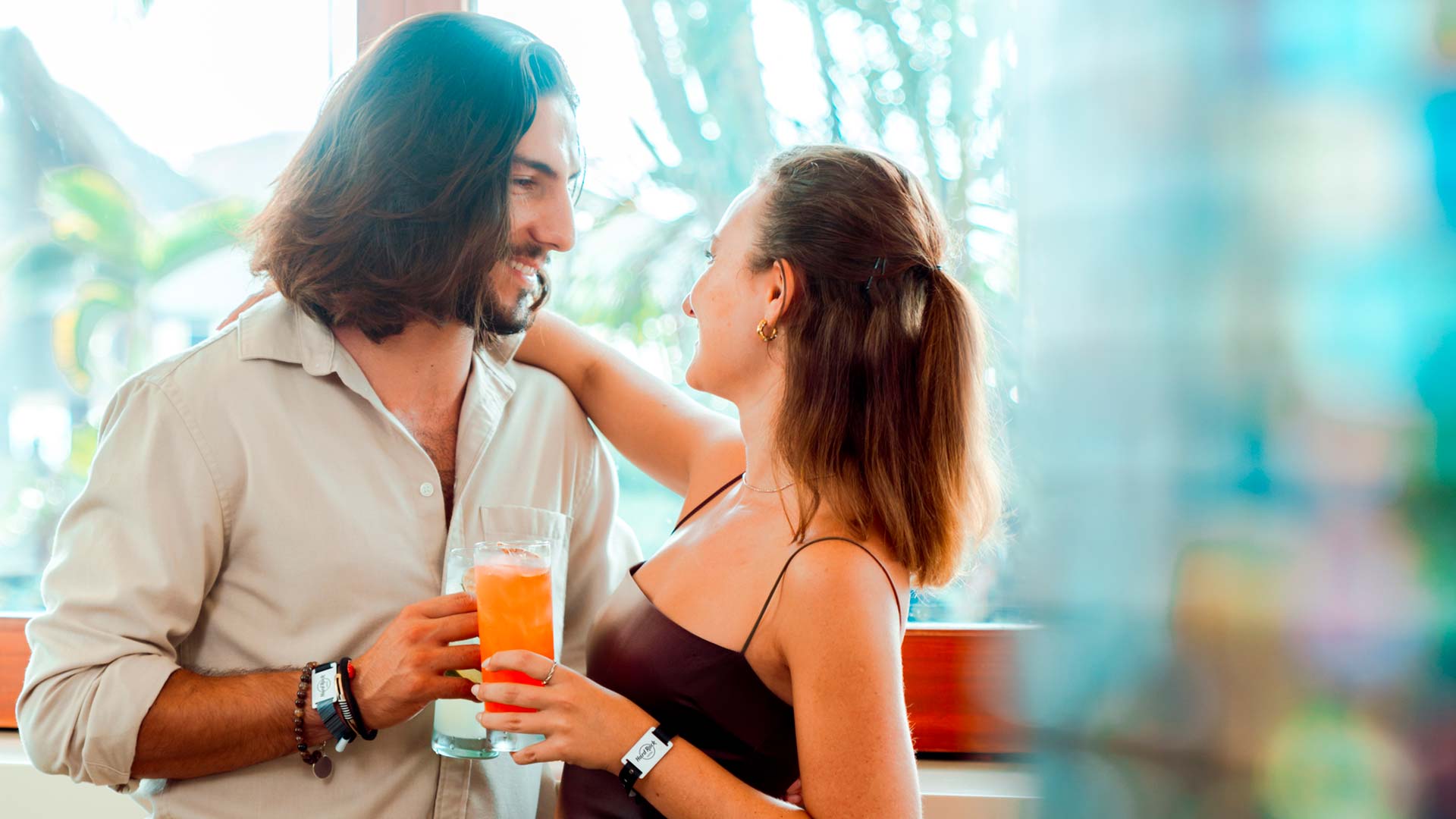 un hombre y una mujer sosteniendo bebidas