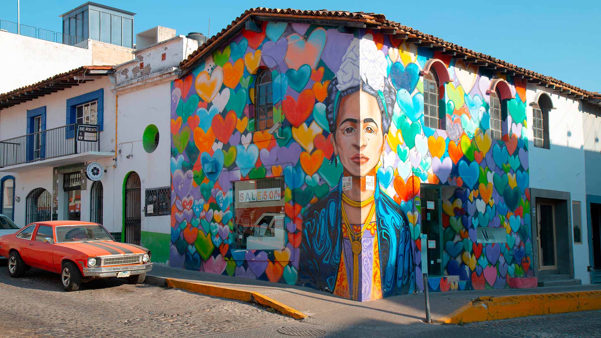 Un edificio colorido con un par de corazones pintados en él