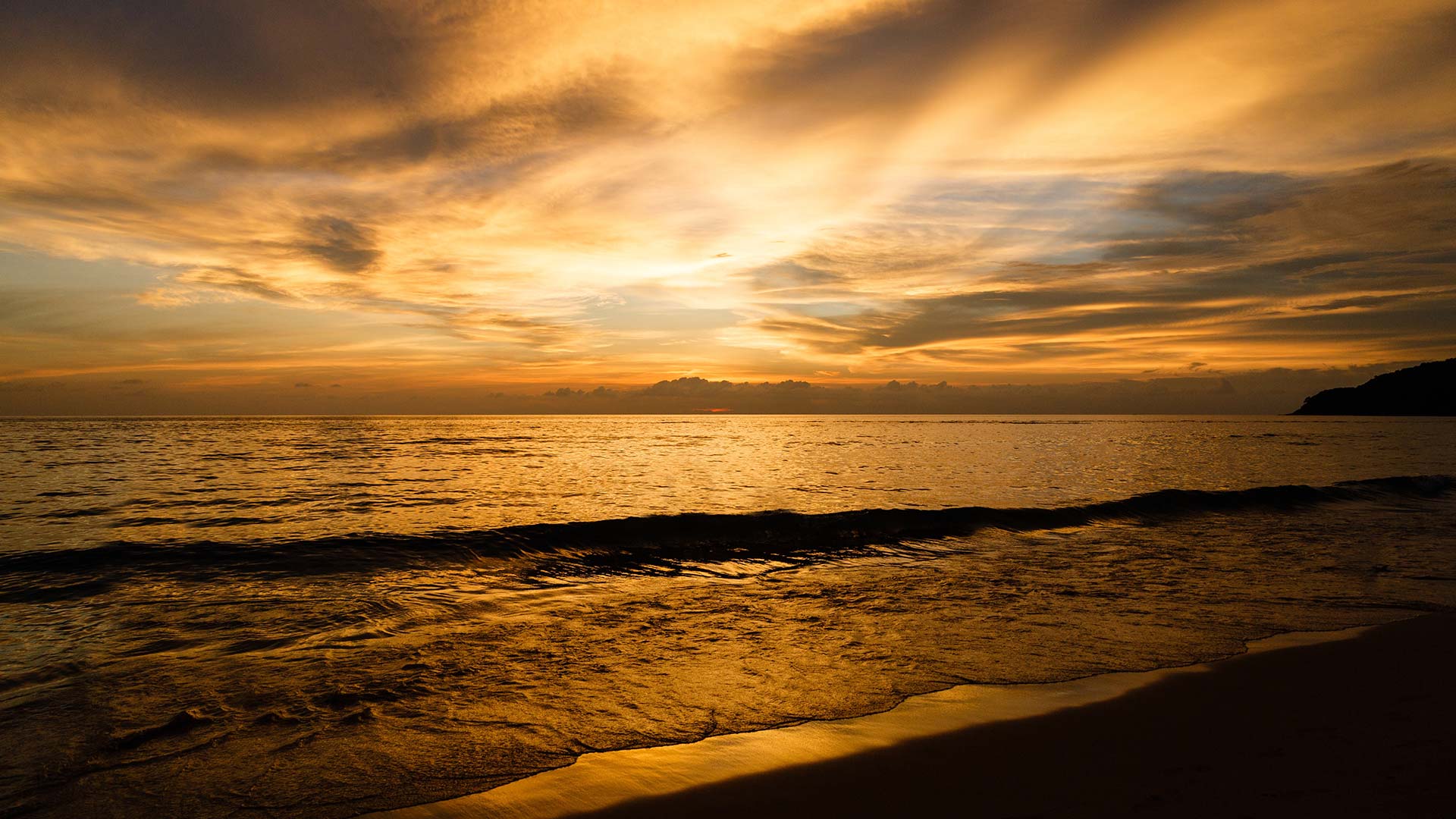 Una puesta de sol sobre una playa