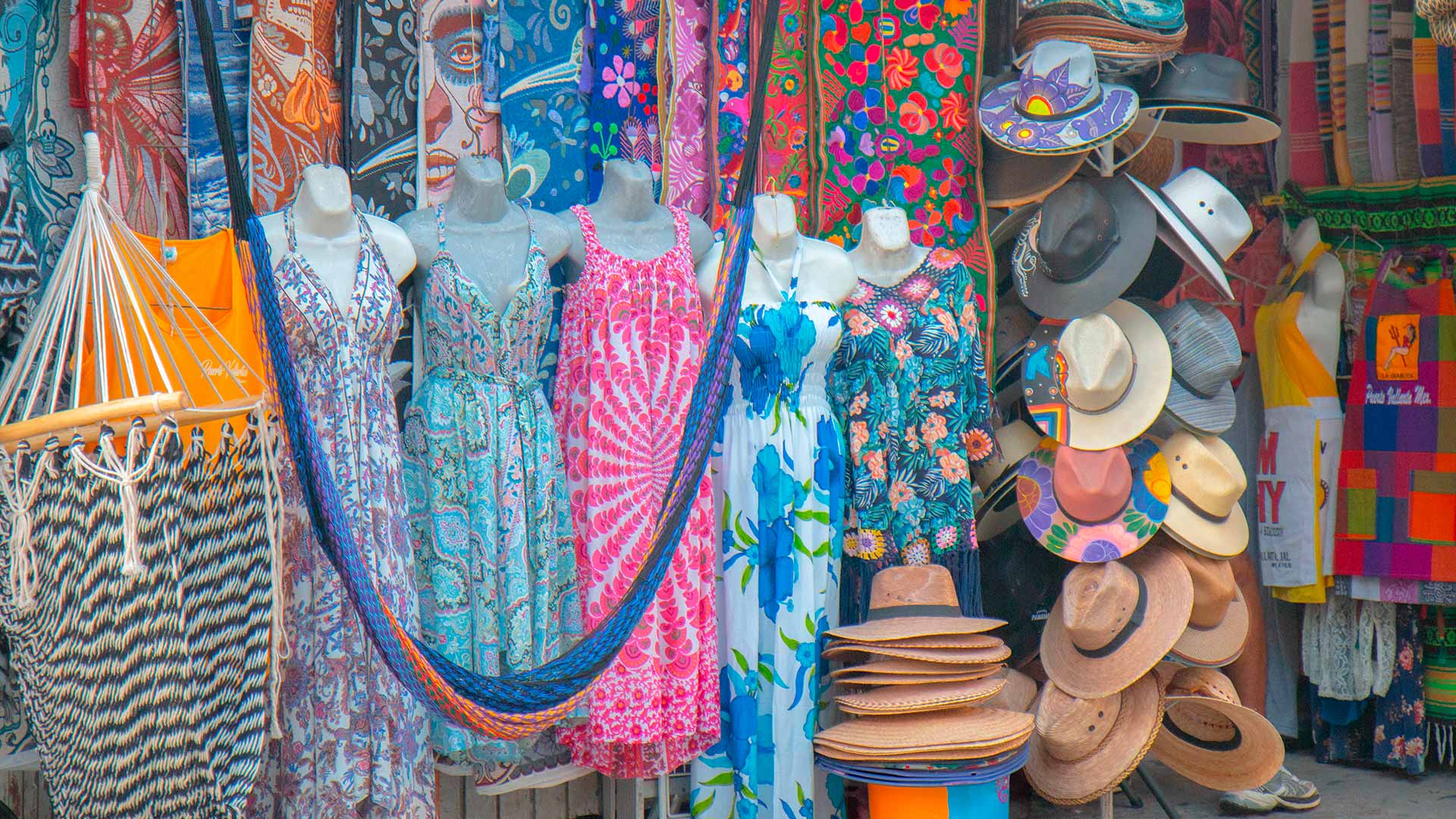 Un maniquí con vestidos y sombreros