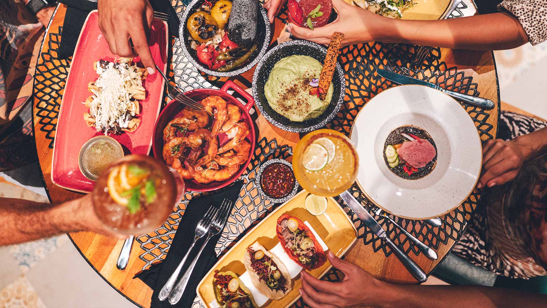 una mesa con comida